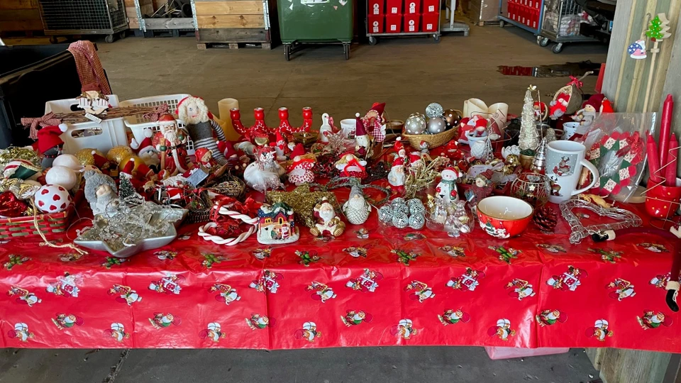 billede af bord med rød juledug og julepynt