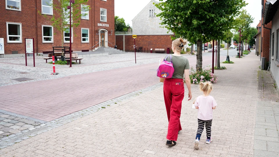 Gående foran Nørre Aaby Bibliotek