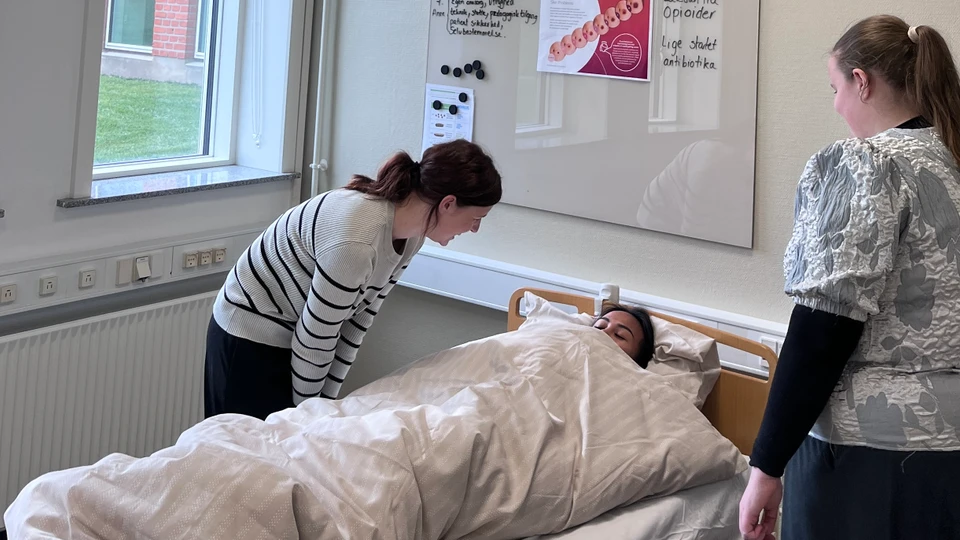 Medarbejdere øver i simulationsrummet.